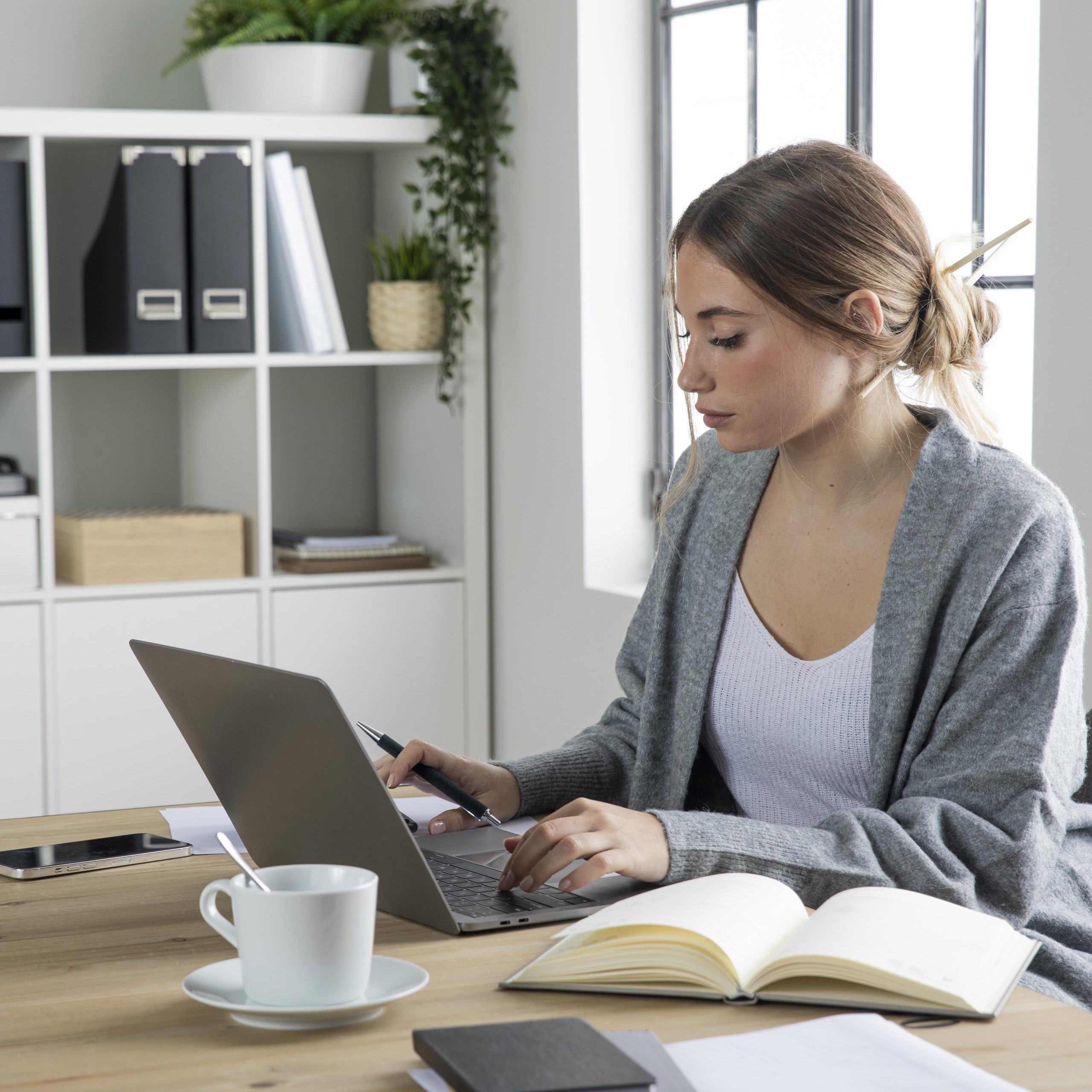 mujer-de-tiro-medio-escribiendo-en-el-teclado