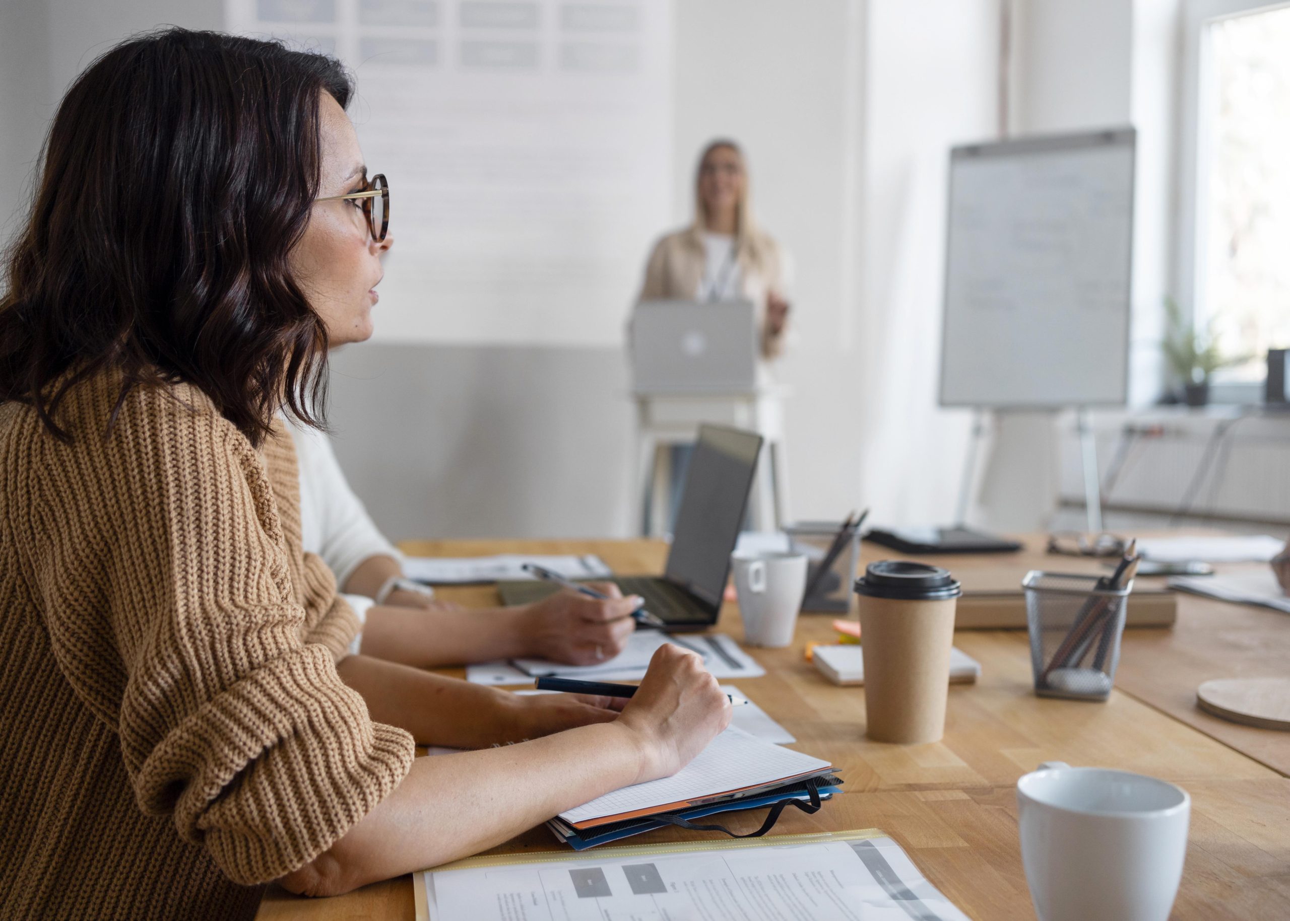 mujeres-de-tiro-medio-en-reunion-de-negocios (1)